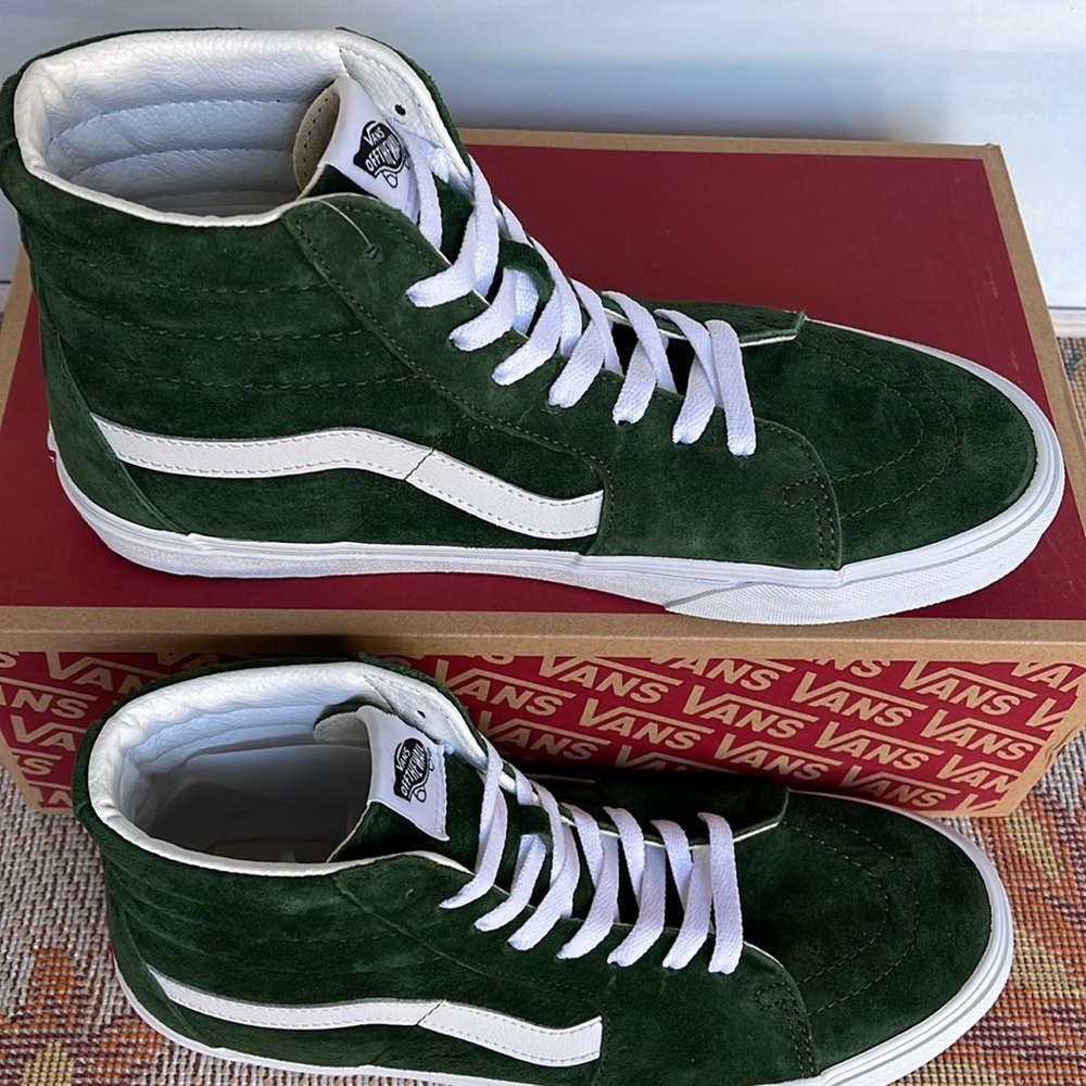 Vans Men’s Sk8-Hi
Pig Suede Douglas Fir
VN0007NSBXU
Sneakers - Picture 4 of 16